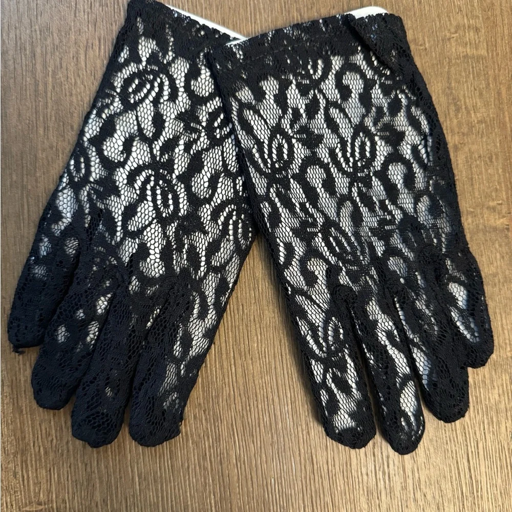 Elegant Black Lace Gloves